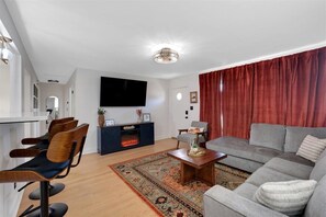 Smart-TV, Bücher, Videothek, Arbeitsbereiche