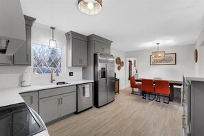 Fridge, microwave, oven, stovetop - Bourbon Trail Central (Louisville)