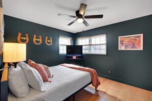 3 bedrooms, desk, iron/ironing board, travel crib
