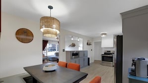 Una cucina moderna con mobili grigi, un forno a microonde integrato e un forno in acciaio inossidabile.