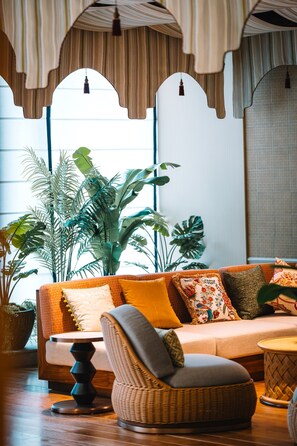 Innendørsbasseng og solsenger