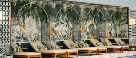 Piscine couverte, accès possible de 06 h 00 à 22 h 30, chaises longues