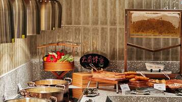 Daily buffet breakfast (CNY 98 per person)