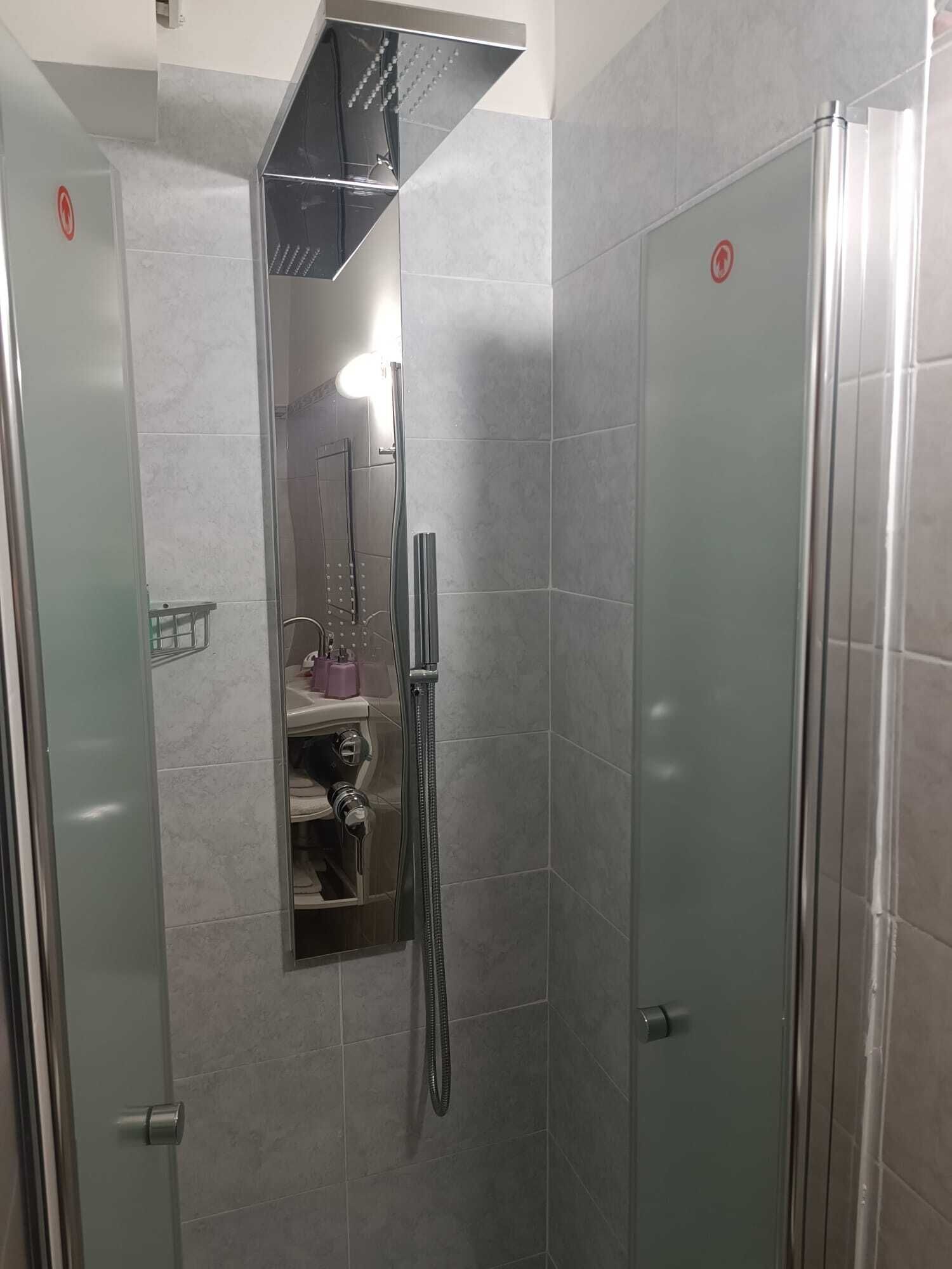 Secadora de cabello, toallas, jabón, papel de baño 
