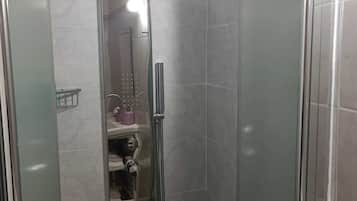 Secadora de cabello, toallas, jabón, papel de baño