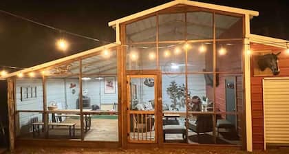 The Lazy Pony at the Barn/Hot Tub/ 3 acres Hiking Trails/Unique Barn Living Area