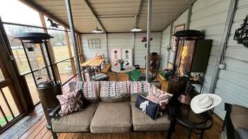 Een smart-tv, een open haard, boeken en een kantoor