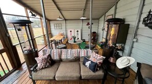 Smart TV, caminetto, libri, studio