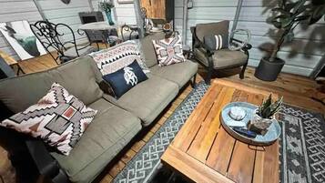 Smart TV, fireplace, books, offices