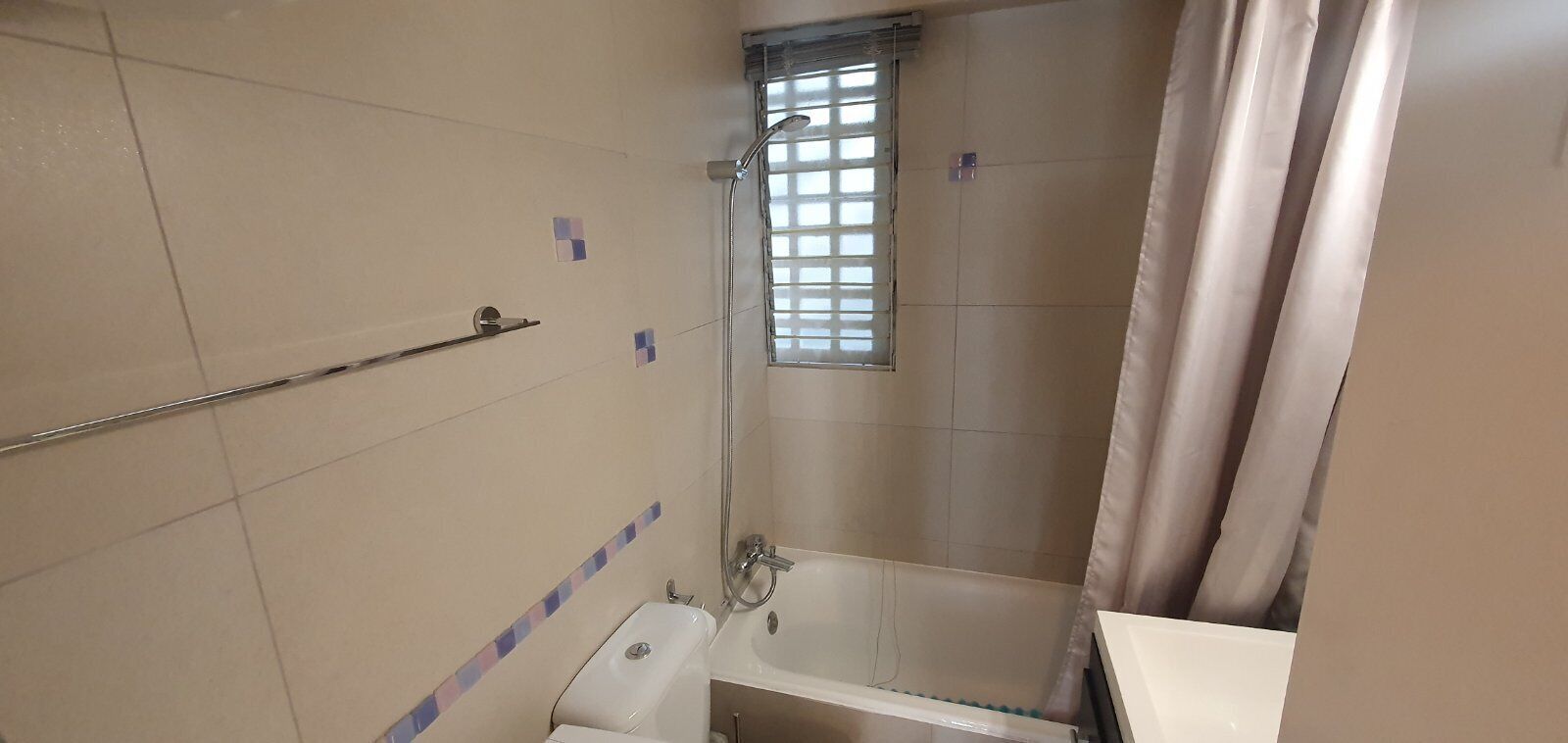 Secadora de cabello, toallas, jabón, papel de baño 
