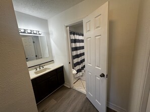 Hair dryer, towels - Spacious 5 bedroom home in Bridge City (Bridge City)