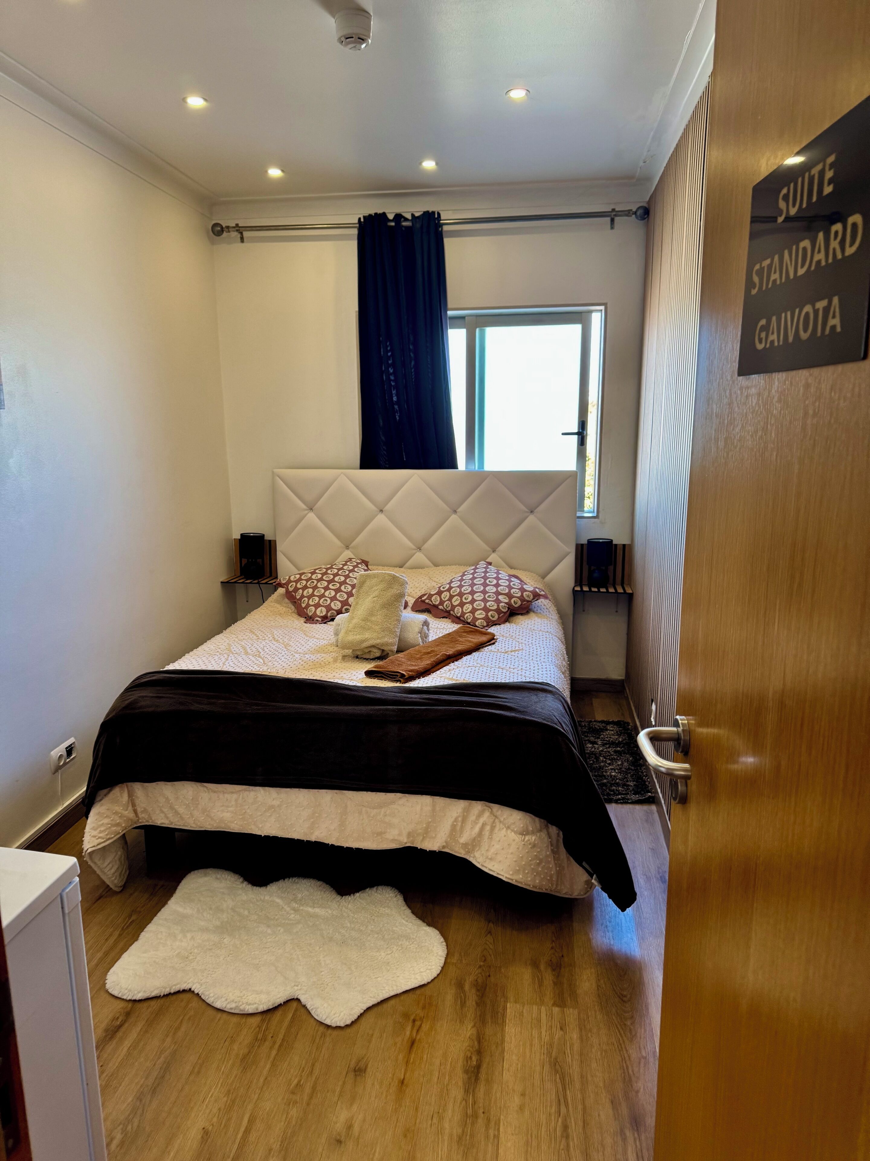 クラシック ルーム クイーンベッド 1 台 | 高級寝具、ミニバー、デスク、遮光カーテン