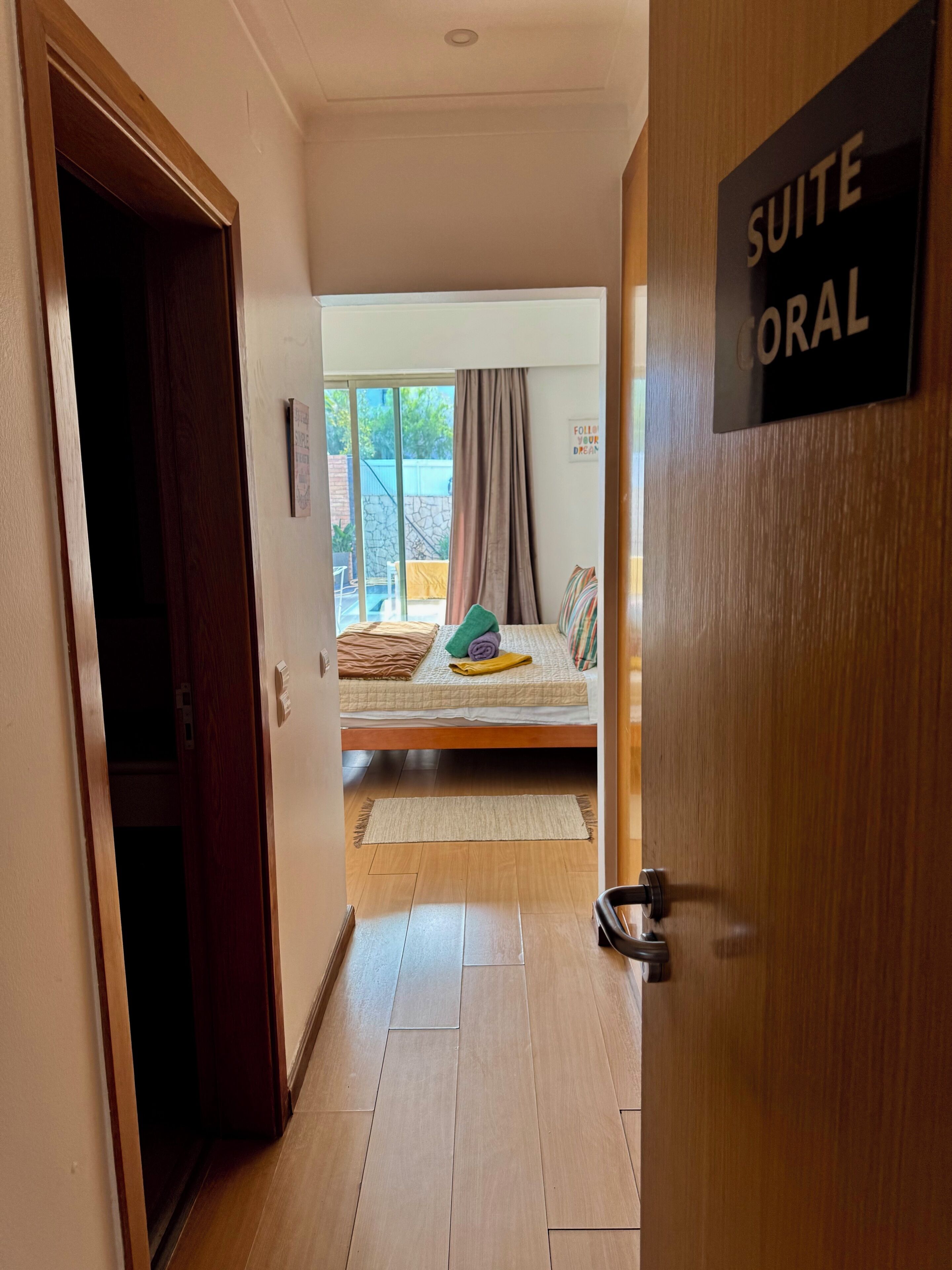 デザイン ルーム | 高級寝具、ミニバー、デスク、遮光カーテン