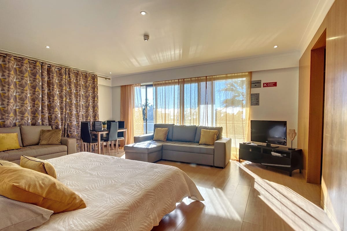 1 bedroom, premium bedding, minibar, desk