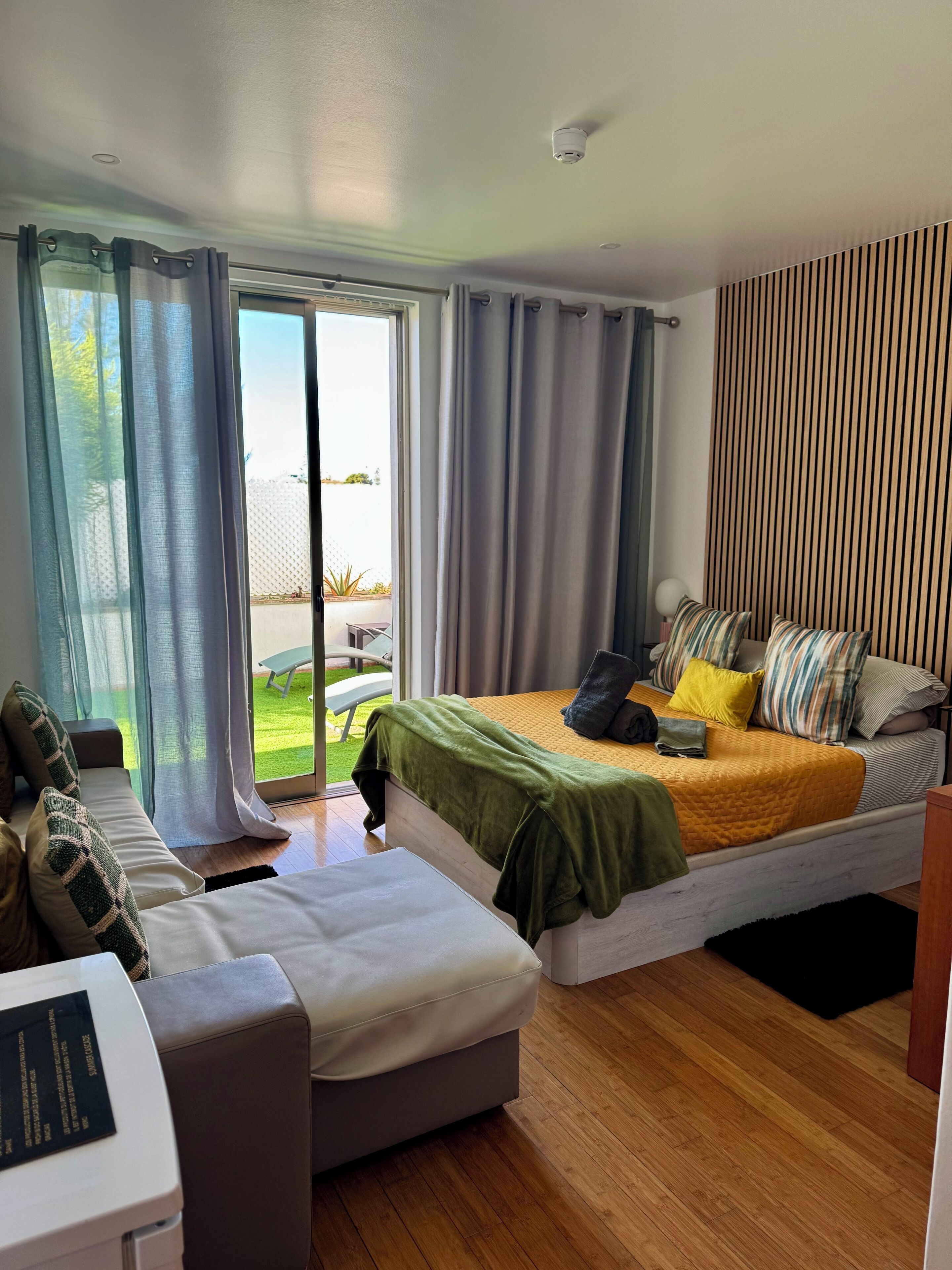 デラックス ルーム | 高級寝具、ミニバー、デスク、遮光カーテン