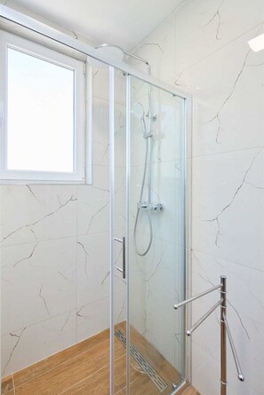 Haartrockner, Handtücher, Shampoo
