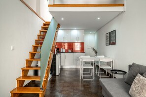 TV - Charming Studio with AC and Loft on Ground Floor (Lisboa)