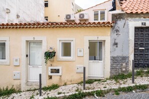 Exterior detail - Cozy Ground Floor Studio with AC and Loft Bedroom by Lisbeyond (Lisboa)
