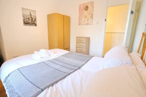 4 bedrooms, iron/ironing board, free WiFi, bed sheets