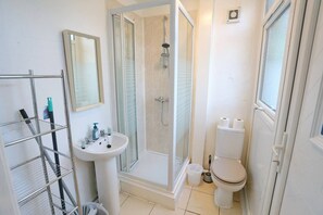 Hair dryer, towels, soap, shampoo - 3X Parking Opposite Park Walk To Salford Uni - Pass the Keys (Salford)