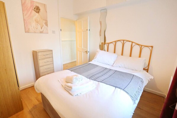 4 habitaciones, tabla de planchar con plancha y wifi gratis