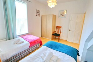 4 bedrooms, iron/ironing board, free WiFi, bed sheets - 3X Parking Opposite Park Walk To Salford Uni - Pass the Keys (Salford)