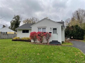 Exterior - Adorable Fayetteville Ranch, great walkability, close to Town Center (Fayetteville)