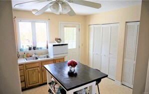 Private kitchen - Adorable Fayetteville Ranch, great walkability, close to Town Center (Fayetteville)