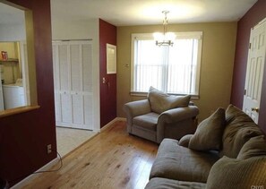 Living area - Adorable Fayetteville Ranch, great walkability, close to Town Center (Fayetteville)
