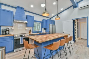 Fridge, microwave, oven, stovetop - The Tiny Pickleball Mansion at Lake Hartwell (Hartwell)