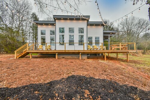 The Tiny Pickleball Mansion at Lake Hartwell