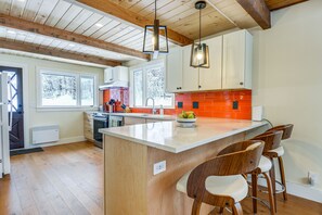 Fridge, microwave, oven, stovetop - Amazing View: Townshend Escape Off the Beaten Path (Townshend)