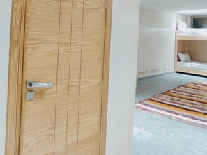 1 slaapkamer, een strijkplank/strijkijzer, wifi, beddengoed