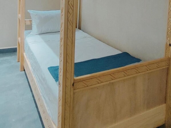 1 dormitori, planxa i posts de planxar, wifi i roba de llit