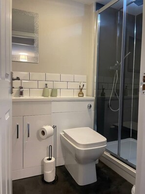 SĂšche-cheveux, serviettes fournies, savon, papier toilette