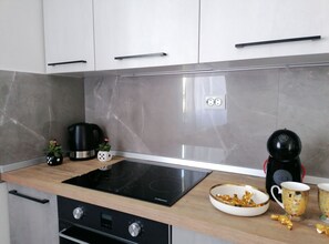 Kjøleskap, mikrobølgeovn, ovn og kokeplater