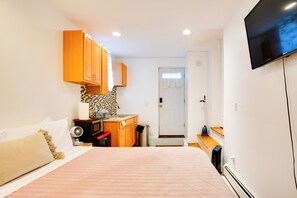 1 chambre, bureau, fer et planche à repasser, lit de bébé portatif