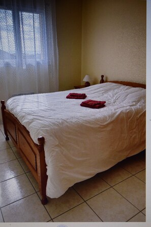 4 chambres, fer et planche à repasser, lit de bébé portatif