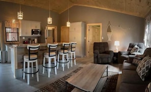 Smart TV, chimenea y libros