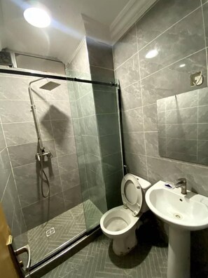 淋浴/盆浴组合、毛巾、肥皂、洗发水