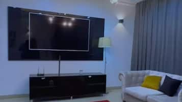 3 quartos, escrivaninha, espaço de trabalho para notebook