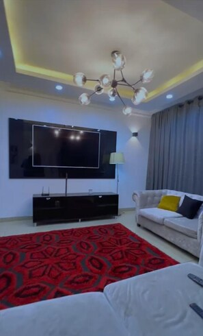 3 عدّة غرف نوم ومكتب ومساحة عمل للكمبيوتر المحمول ومكواة/لوح كي