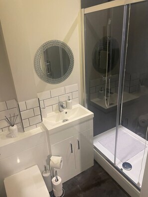 Séchoir à cheveux, serviettes fournies, savon, papier de toilette