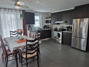 Kjøleskap, mikrobølgeovn, ovn og oppvaskmaskin