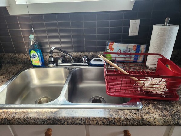 Fridge, microwave, oven, stovetop - Appartement avec parking, proche de l'université (Rouyn-Noranda)