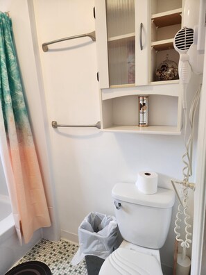 Shower, hair dryer - Appartement avec parking, proche de l'université (Rouyn-Noranda)