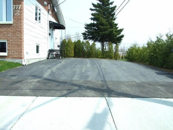 Property grounds - Appartement avec parking, proche de l'université (Rouyn-Noranda)