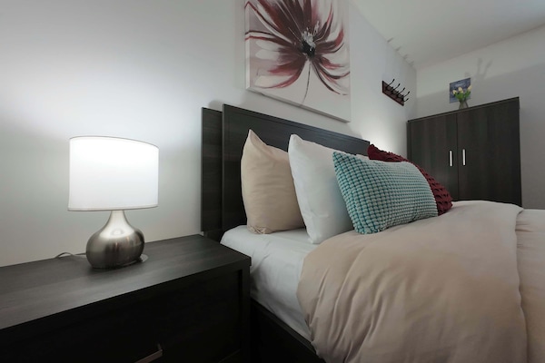1 dormitorio, tabla de planchar con plancha, wifi y ropa de cama