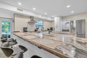 Fridge, microwave, oven, stovetop - Pearl by the Coast (Sarasota)