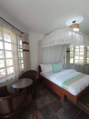 Desk, soundproofing, free WiFi - Happy Rhino Lodge (Arusha)